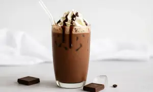 Eisgekühlter Schokoladen-Kaffee mit Sahne und Schokoladensauce. Ein perfektes Rezept für einen erfrischenden Mocha.
