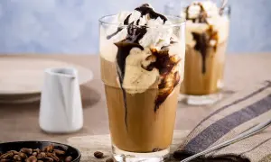 Ein erfrischender Eiskaffee mit Sahne und Schokoladensirup. Perfekt für ein Eiskaffee Rezept an heißen Tagen.