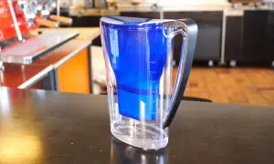 Blauer Wasserfilterkrug mit klarem Wasser. Perfekt für die Zubereitung von aromatischem Kaffee.