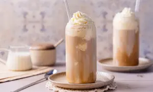 Eisgekühlter Kaffee mit Sahnehaube, perfekt für einen heißen Tag. Ein köstliches soğuk kahve tarifi.