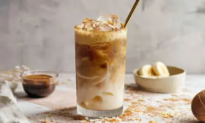 Eisgekühlter Kaffee mit Kokosraspeln und Bananenstückchen. Ein erfrischender Banana Coffee für heiße Tage.