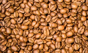 Geröstete Kaffeebohnen. Perfekt für den Morgenkaffee. So bestellt man Kaffee auf Deutsch: "Einen Kaffee, bitte.