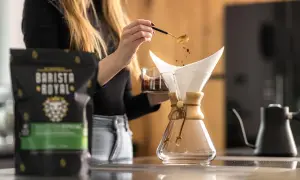 Frau bereitet Kaffee mit einer Chemex zu. Die Frage, ob man mit Espressobohnen normalen Kaffee machen kann, wird hier beantwortet.