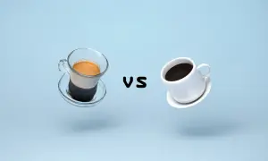 Ein Glas Espresso mit Crema steht einem Becher Kaffee gegenüber. Der Unterschied zwischen Espresso und Kaffee wird visuell dargestellt.