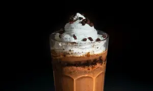 Ein köstlicher Eiskaffee mit viel Sahne und Schokostückchen, perfekt für heiße Tage.