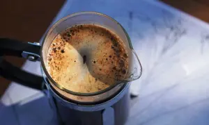 Heißer Kaffee in einer French Press, die perfekte french press temperatur für einen guten Morgen.