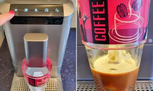 Eine Hand startet die Kaffeemaschine für einen erfrischenden cafe helado. Eiswürfel im Glas warten auf den heißen Espresso.