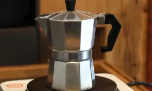 So einfach ist es, wie man einen Moka Pot benutzt: Aluminium-Kaffeekanne auf Herdplatte, bereit für aromatischen Kaffee.