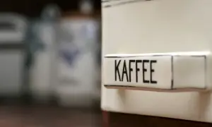 Ein Behälter mit der Aufschrift "KAFFEE" steht im Vordergrund. Im Hintergrund sind weitere Vorratsdosen zu sehen. Man fragt sich, ob Kaffee schlecht werden kann.