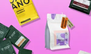 Verschiedene Kaffeepackungen, die die Vielfalt des coffee origin zeigen. Eine gelbe Packung "Caimano Espresso Classico", grüne Packungen von "Coffee Circle" und eine weiße Packung "Ethiopia Uraga Funky".