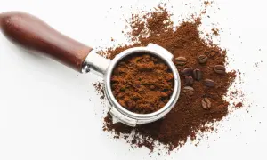 Sieht aus wie frisch gemahlener Kaffee, der für die Zubereitung von Espresso bereit ist. Anders als bei Instantkaffee braucht dieser noch etwas Arbeit.