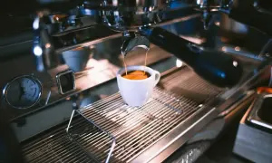 Ein doppelter Espresso läuft durch, die Durchlaufzeit ist perfekt. Die Crema ist goldbraun und verlockend.