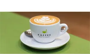 Eine Tasse Latte Art mit Herzmuster, ein Beispiel für köstliche Espresso-Varianten.