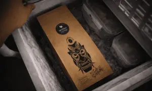 Kaffee im Kühlschrank: Man kann Bohnen einfrieren, um sie frisch zu halten. Die Packung zeigt eine Maske und den Schriftzug "Café Granados".