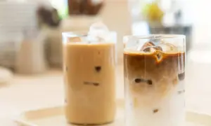 Zwei Gläser mit erfrischendem iced latte, gefüllt mit Eiswürfeln und cremiger Milch.
