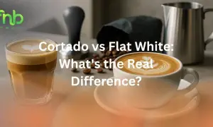 Zwei Kaffeegetränke, ein Cortado im Glas und ein Flat White in Tasse, zeigen den Unterschied zwischen Cortado vs Flat White.