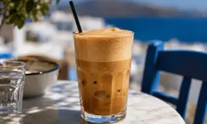 Eisgekühlter Frappe mit viel Schaum, perfekt zum frappe selber machen an einem sonnigen Tag.