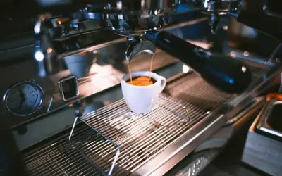 Ein doppelter Espresso läuft durch, die Durchlaufzeit ist perfekt. Die Crema ist goldbraun und verlockend.