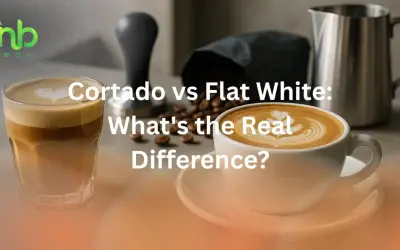 Zwei Kaffeegetränke, ein Cortado im Glas und ein Flat White in Tasse, zeigen den Unterschied zwischen Cortado vs Flat White.