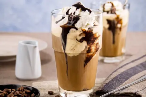 Ein erfrischender Eiskaffee mit Sahne und Schokoladensirup. Perfekt für ein Eiskaffee Rezept an heißen Tagen.