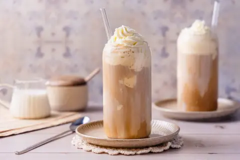 Eisgekühlter Kaffee mit Sahnehaube, perfekt für einen heißen Tag. Ein köstliches soğuk kahve tarifi.
