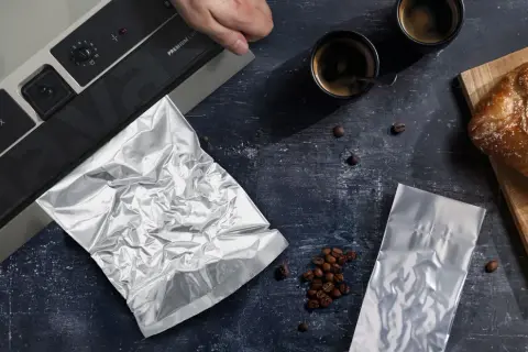 Kaffee-Liebhaber fragen sich: Kann man gemahlenen Kaffee einfrieren? Hier wird er vakuumverpackt, um ihn frisch zu halten.