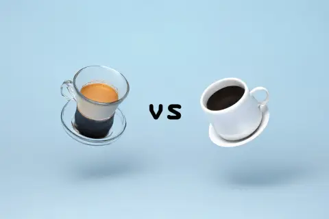 Ein Glas Espresso mit Crema steht einem Becher Kaffee gegenüber. Der Unterschied zwischen Espresso und Kaffee wird visuell dargestellt.