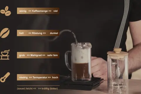 Zubereitung von French Press Kaffee: Die Kaffeemenge wird angepasst. Wasser wird in die Kanne gegossen.