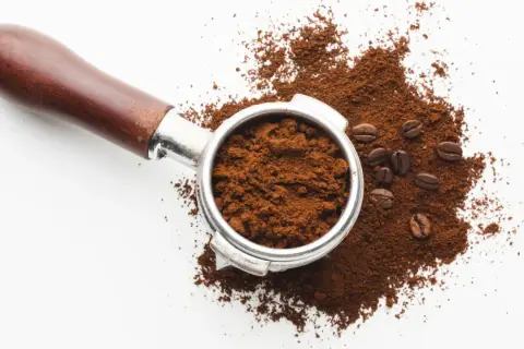 Sieht aus wie frisch gemahlener Kaffee, der für die Zubereitung von Espresso bereit ist. Anders als bei Instantkaffee braucht dieser noch etwas Arbeit.