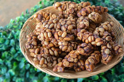 Korb mit Kopi Luwak, einem seltenen Kaffee, der von Tieren ausgeschieden wird.