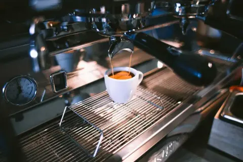 Ein doppelter Espresso läuft durch, die Durchlaufzeit ist perfekt. Die Crema ist goldbraun und verlockend.