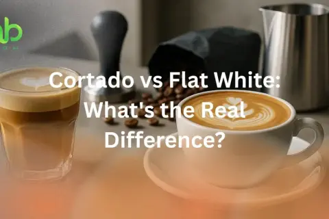 Zwei Kaffeegetränke, ein Cortado im Glas und ein Flat White in Tasse, zeigen den Unterschied zwischen Cortado vs Flat White.