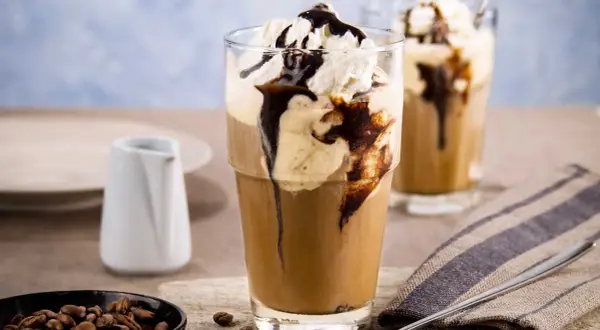 Ein erfrischender Eiskaffee mit Sahne und Schokoladensirup. Perfekt für ein Eiskaffee Rezept an heißen Tagen.