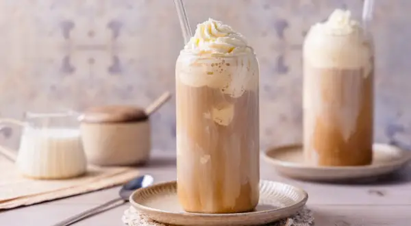 Eisgekühlter Kaffee mit Sahnehaube, perfekt für einen heißen Tag. Ein köstliches soğuk kahve tarifi.