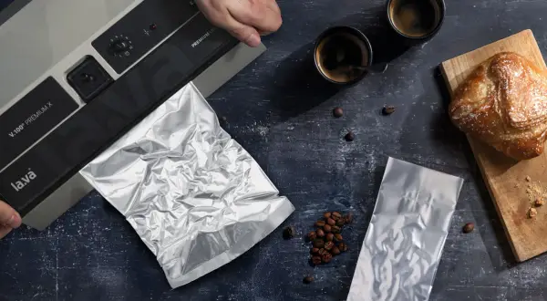 Kaffee-Liebhaber fragen sich: Kann man gemahlenen Kaffee einfrieren? Hier wird er vakuumverpackt, um ihn frisch zu halten.