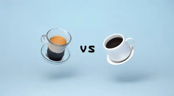 Ein Glas Espresso mit Crema steht einem Becher Kaffee gegenüber. Der Unterschied zwischen Espresso und Kaffee wird visuell dargestellt.
