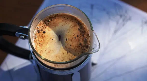 Heißer Kaffee in einer French Press, die perfekte french press temperatur für einen guten Morgen.