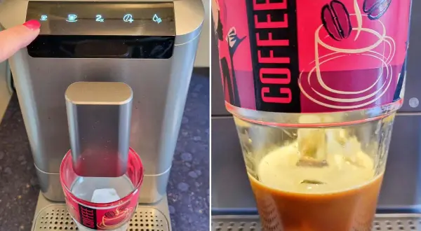 Eine Hand startet die Kaffeemaschine für einen erfrischenden cafe helado. Eiswürfel im Glas warten auf den heißen Espresso.