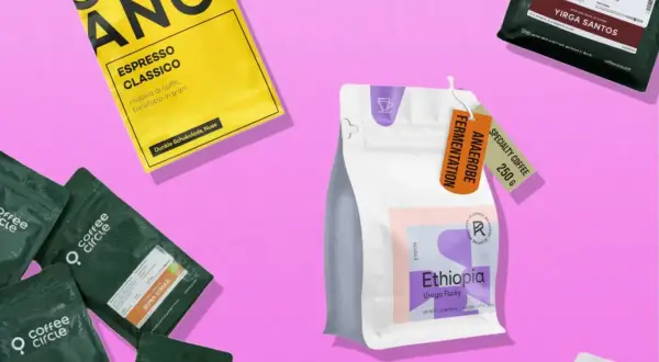 Verschiedene Kaffeepackungen, die die Vielfalt des coffee origin zeigen. Eine gelbe Packung "Caimano Espresso Classico", grüne Packungen von "Coffee Circle" und eine weiße Packung "Ethiopia Uraga Funky".