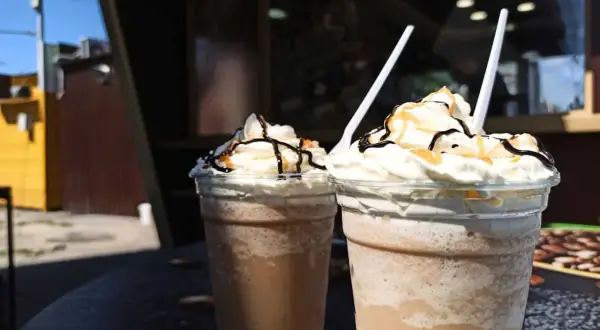 Zwei Frappuccinos mit Sahne, Schokosauce und Karamell. Ein Frappuccino ist ein kaltes Kaffeegetränk.