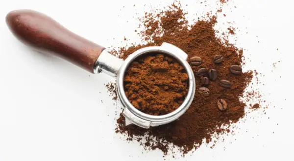 Sieht aus wie frisch gemahlener Kaffee, der für die Zubereitung von Espresso bereit ist. Anders als bei Instantkaffee braucht dieser noch etwas Arbeit.