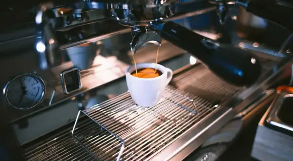 Ein doppelter Espresso läuft durch, die Durchlaufzeit ist perfekt. Die Crema ist goldbraun und verlockend.