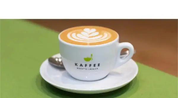 Eine Tasse Latte Art mit Herzmuster, ein Beispiel für köstliche Espresso-Varianten.