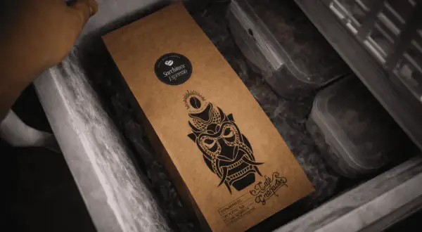 Kaffee im Kühlschrank: Man kann Bohnen einfrieren, um sie frisch zu halten. Die Packung zeigt eine Maske und den Schriftzug "Café Granados".