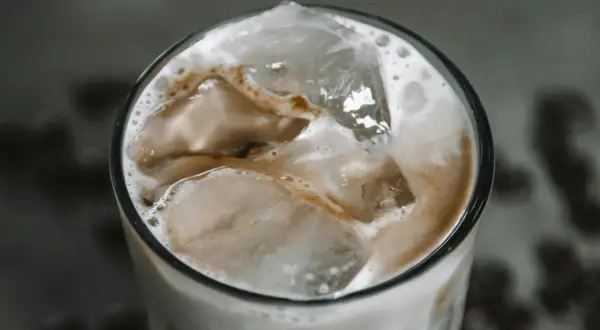 Erfrischender Iced Latte mit viel Eis und cremigem Milchschaum. Perfekt, um ihn iced latte selber machen.