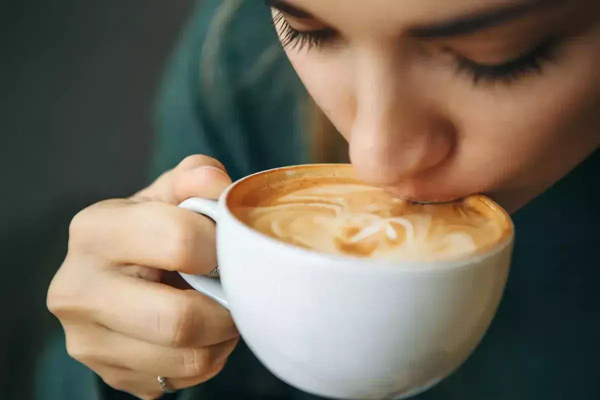Frau trinkt Kaffee, hat aber Kreislaufprobleme nach Kaffee.