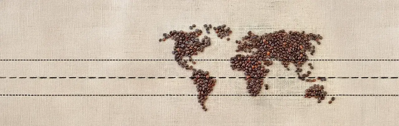 Weltkarte aus Kaffeebohnen. Wo welches Land produziert den meisten Kaffee? Die Antwort liegt in den tropischen Regionen.