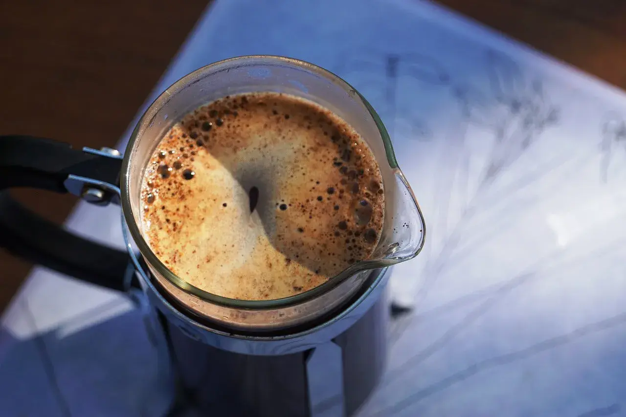 Heißer Kaffee in einer French Press, die perfekte french press temperatur für einen guten Morgen.