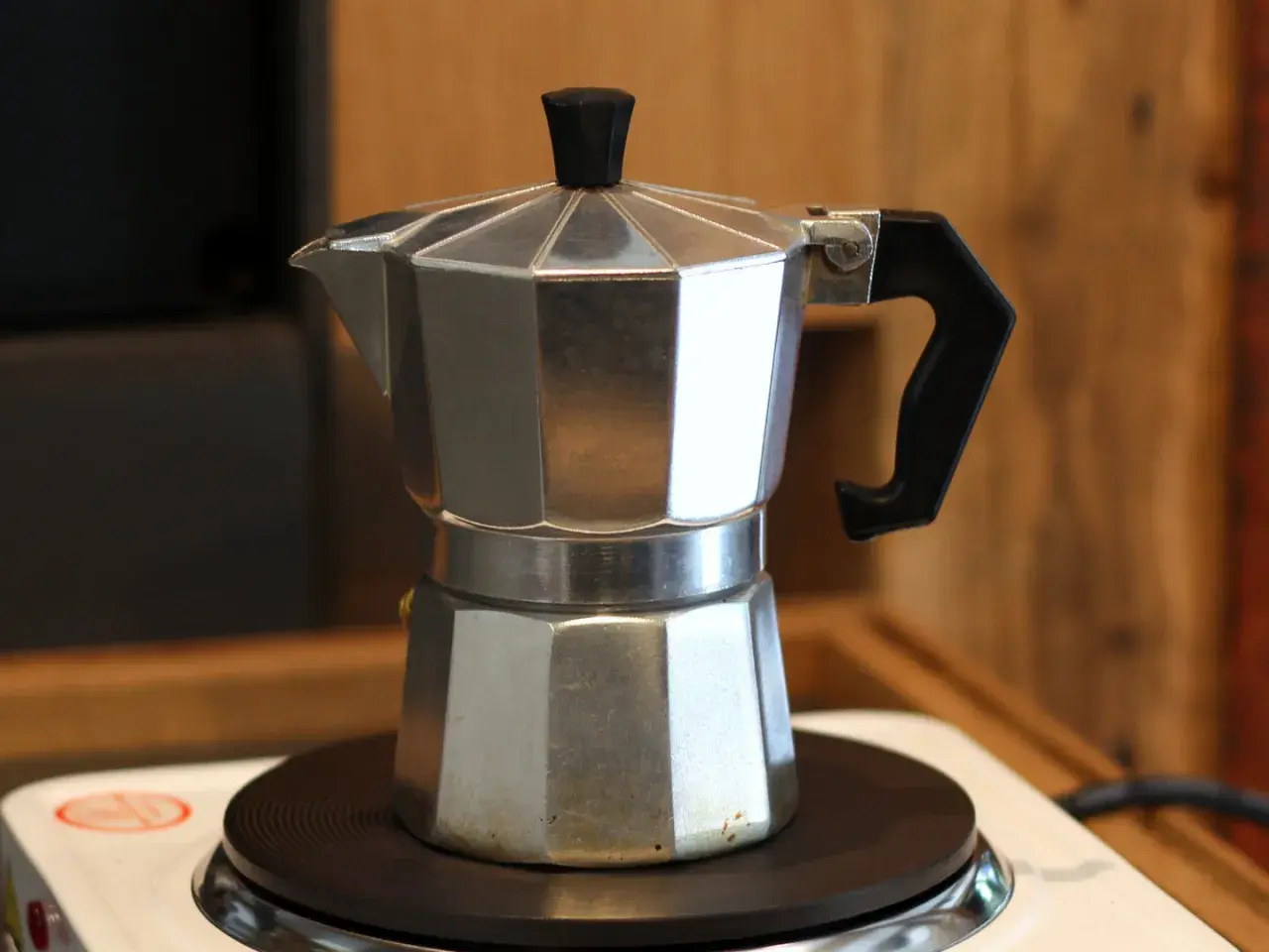 So einfach ist es, wie man einen Moka Pot benutzt: Aluminium-Kaffeekanne auf Herdplatte, bereit für aromatischen Kaffee.