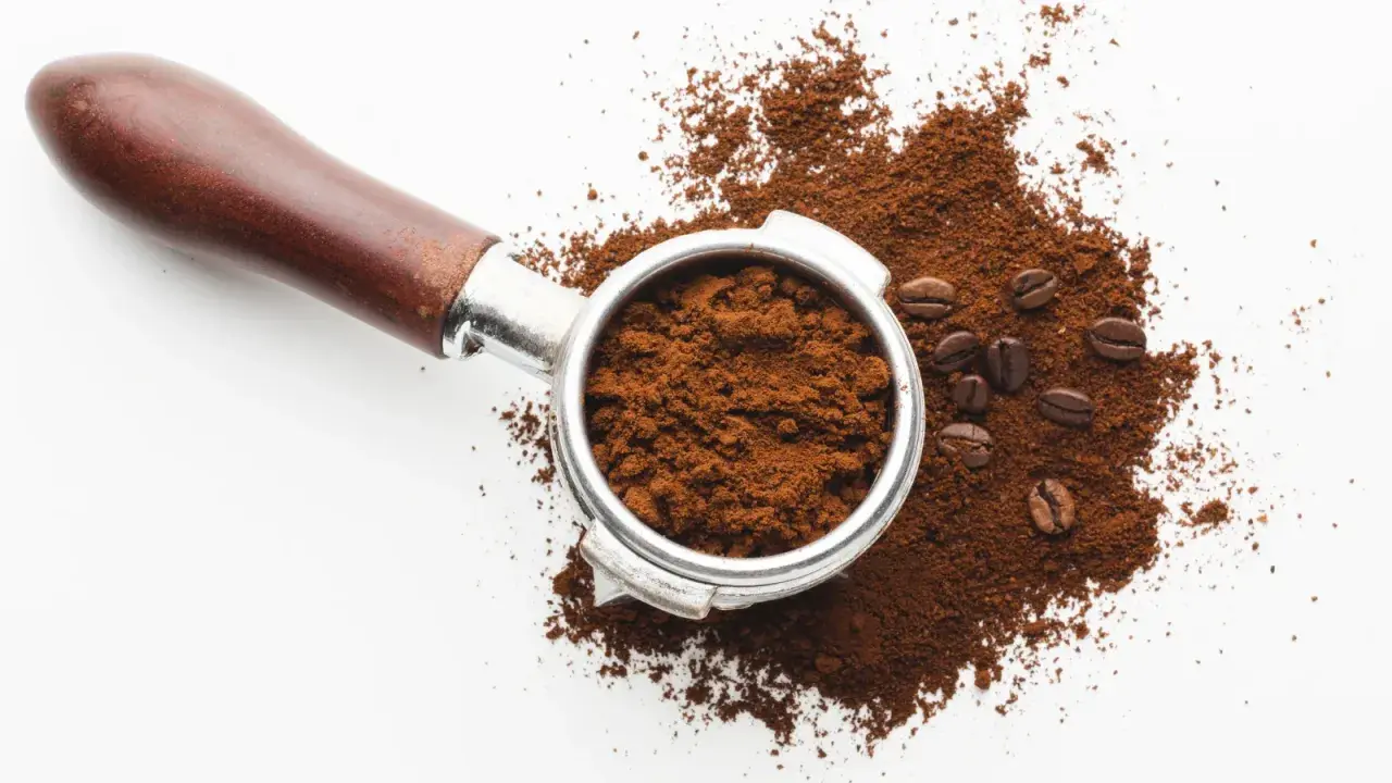 Sieht aus wie frisch gemahlener Kaffee, der für die Zubereitung von Espresso bereit ist. Anders als bei Instantkaffee braucht dieser noch etwas Arbeit.